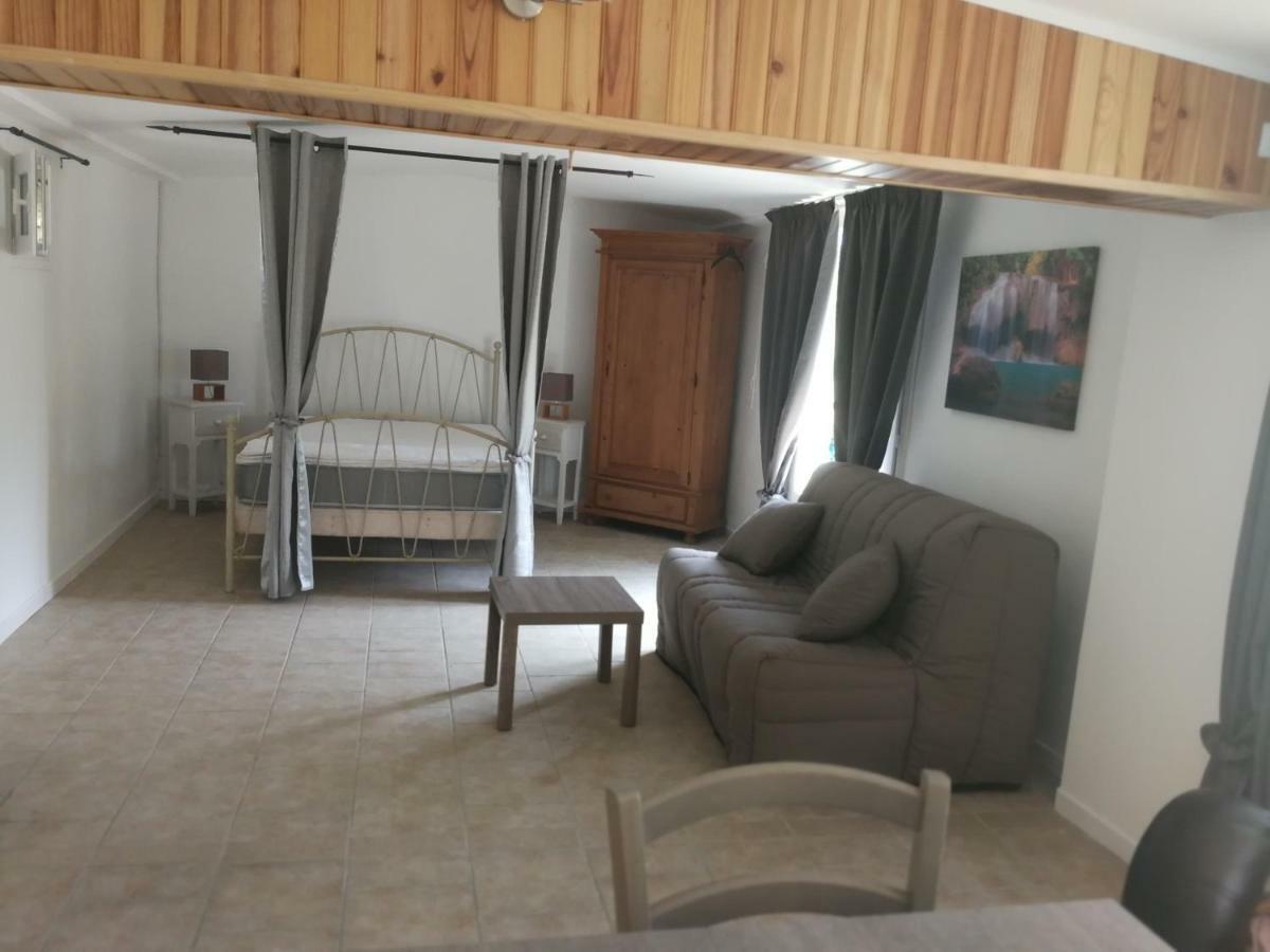 Mas Des Gardies Vendégház Saint-Julien-de-Peyrolas Kültér fotó